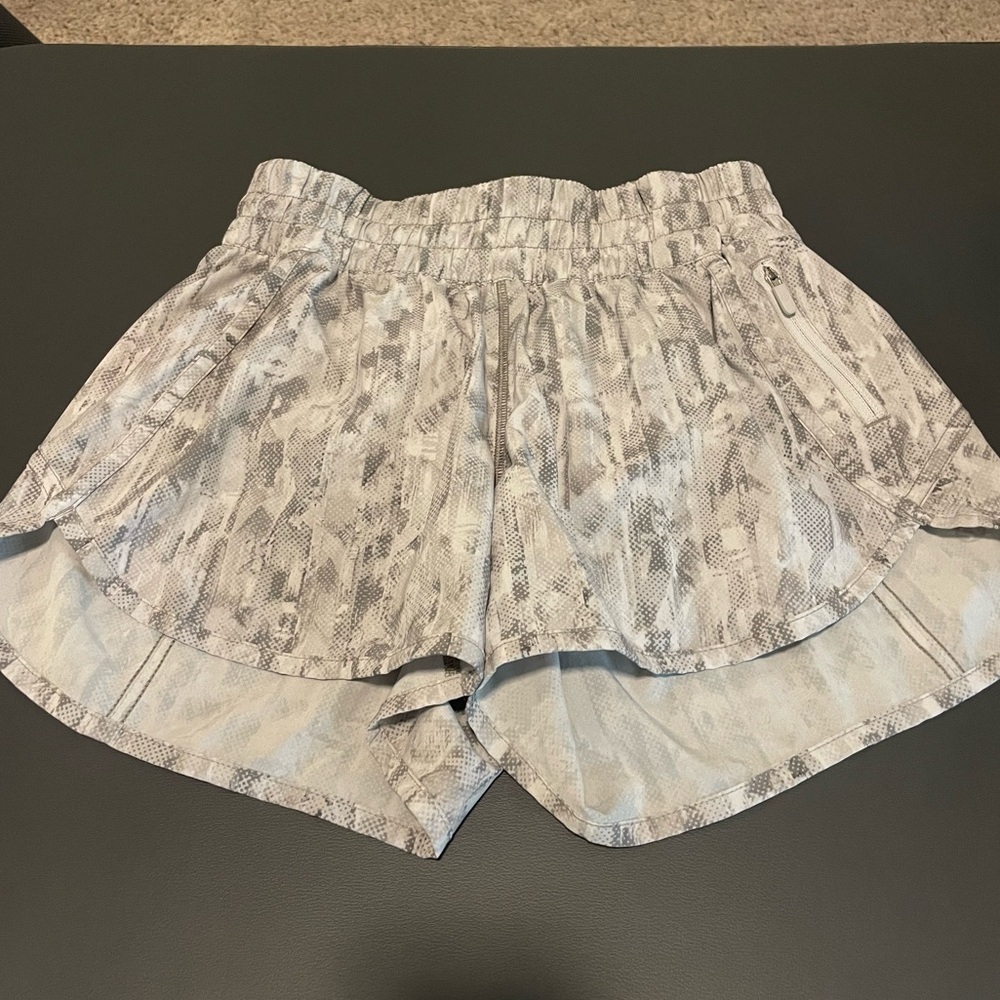 Lululemon shorts 4’ size 6